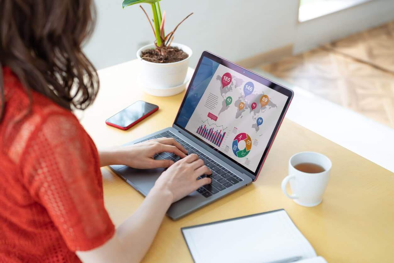 Attractive asian businesswoman using a laptop computer
